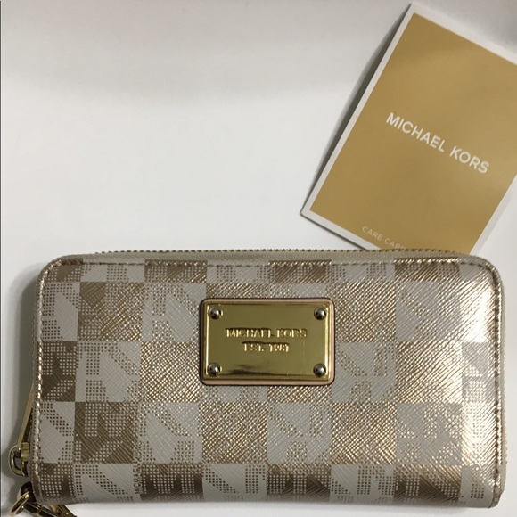 Michael Kors Jet Set Snap Pocket Med Tote & Wallet - Picture 7 of 8